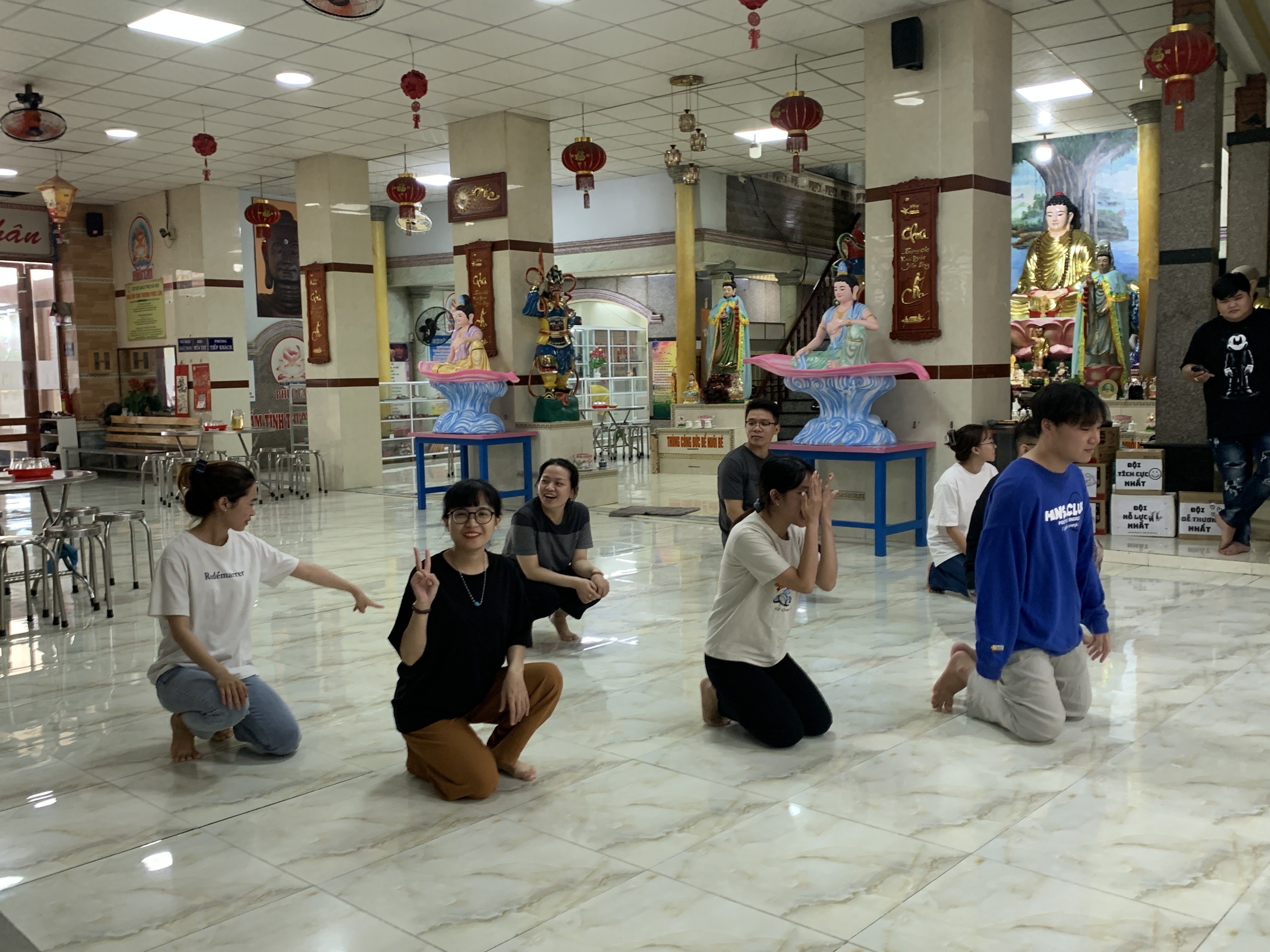 Các anh chị HITA mang đến tiết mục nhảy sôi động và đáng yêu