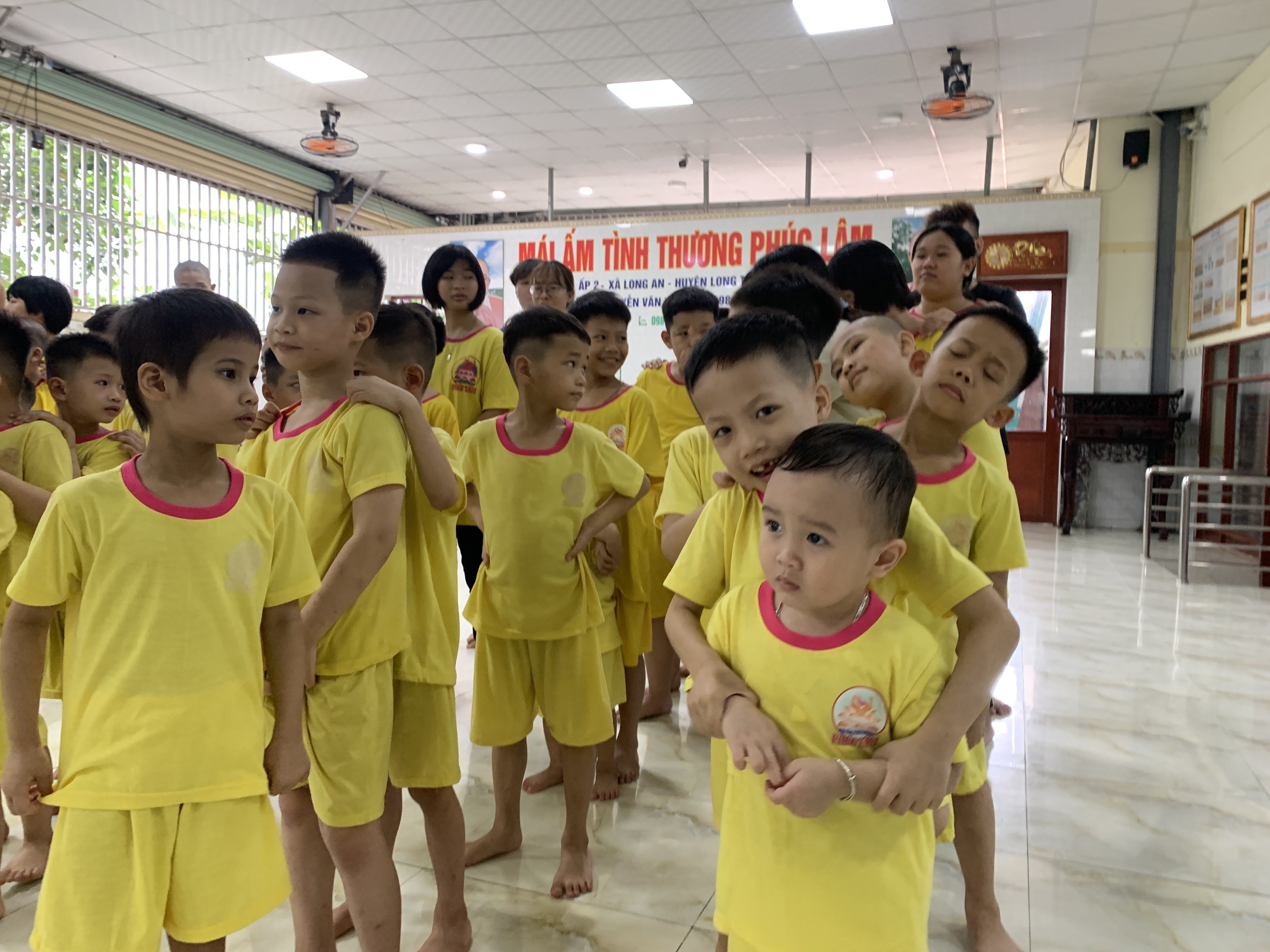 Các em nhỏ đang rất hào hứng để chơi trò chơi cùng anh chị