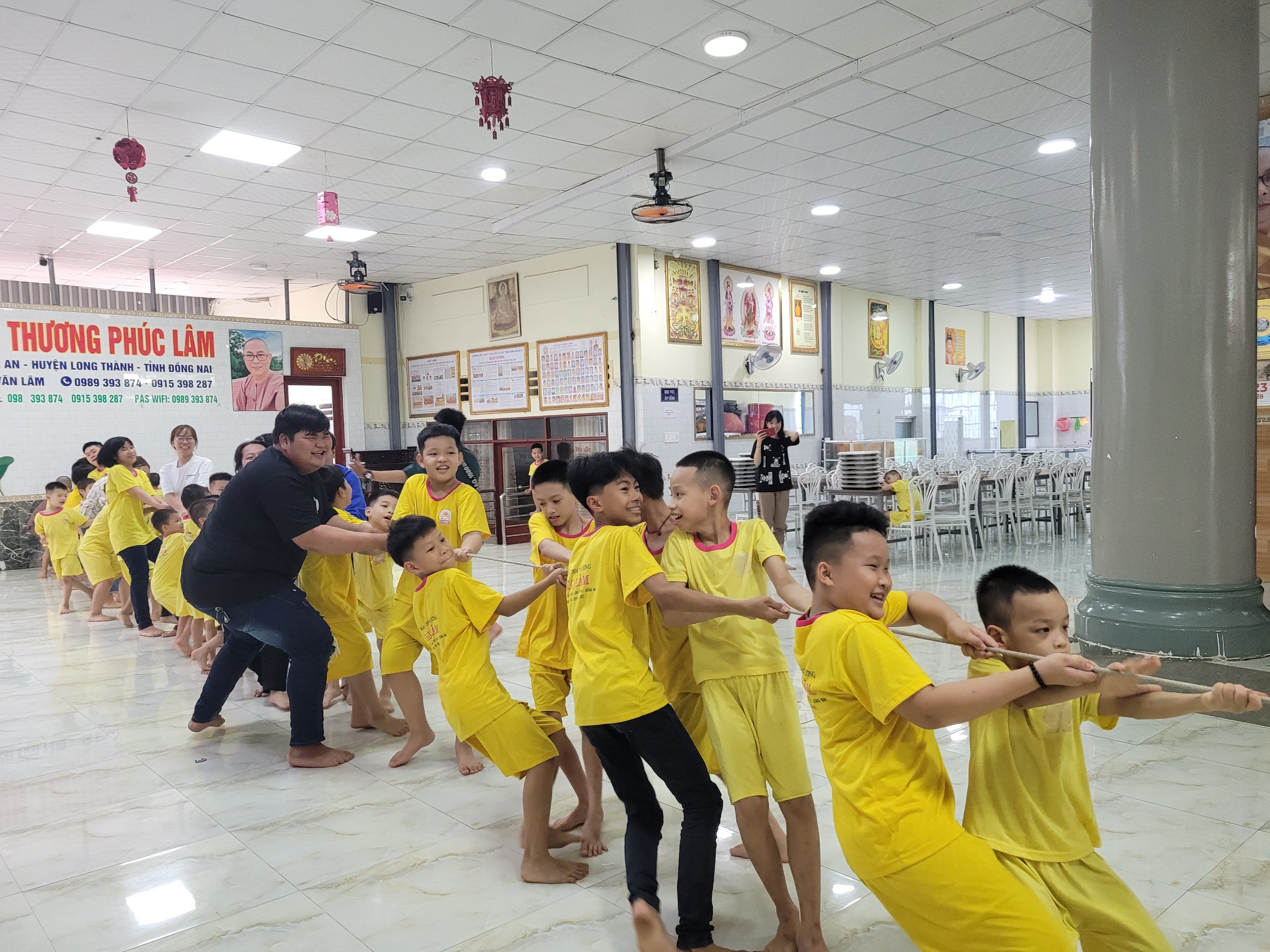 Bộ môn kéo co đồng đội gay cấn với sự góp mặt của các bé và anh chị HITA