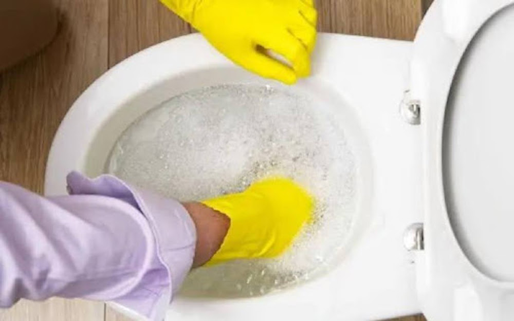 Đeo găng tay bảo vệ khi vệ sinh bồn cầu