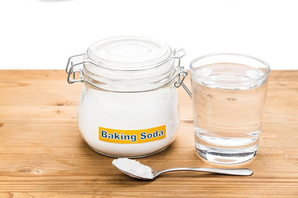 Giấm trắng và baking soda có tính tẩy rửa mạnh giúp khử ố vàng ở bồn cầu