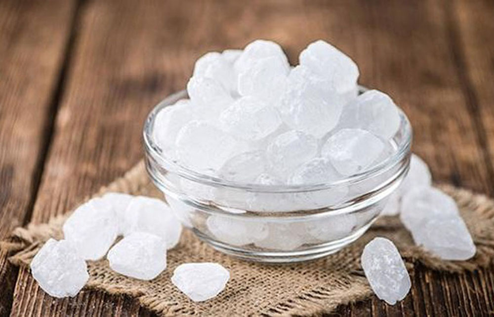 Phèn chua có tác dụng loại bỏ mảng bám cứng đầu ở bồn cầu