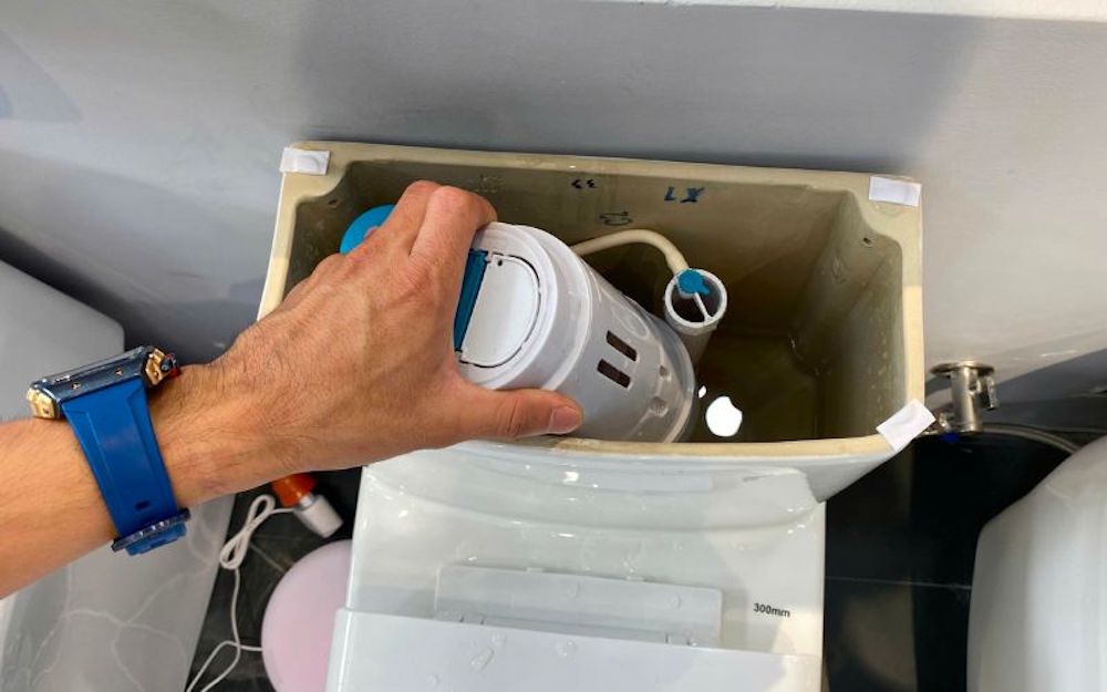 Tháo rời van xả bồn cầu cũ