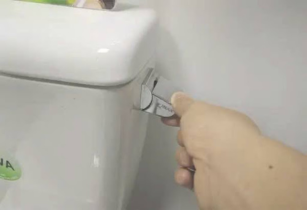 Mẹo thay tay gạt bồn cầu