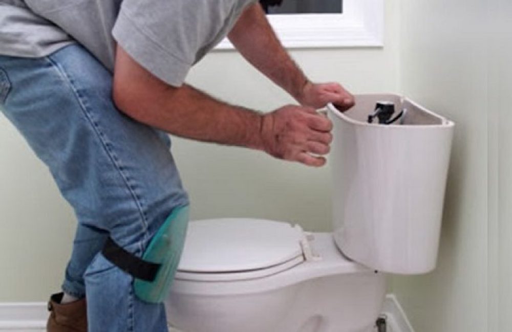 Thợ chuyên nghiệp thay phao bồn cầu