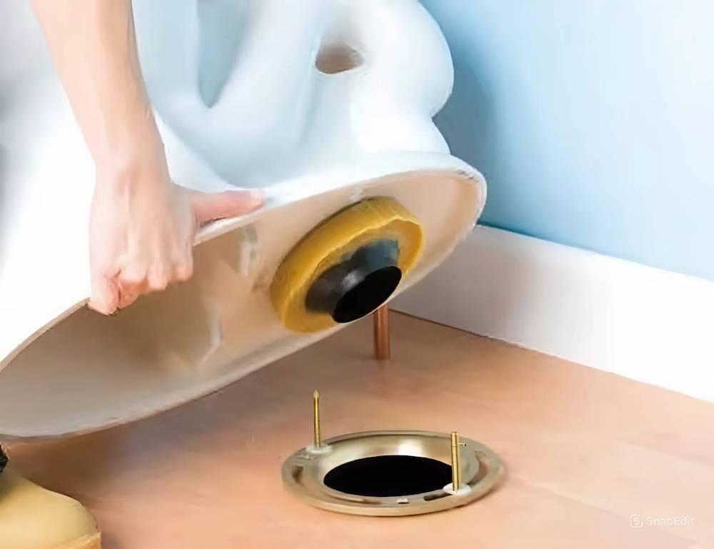 Nhấc bồn cầu để thay gioăng cao su ở bệ bồn cầu
