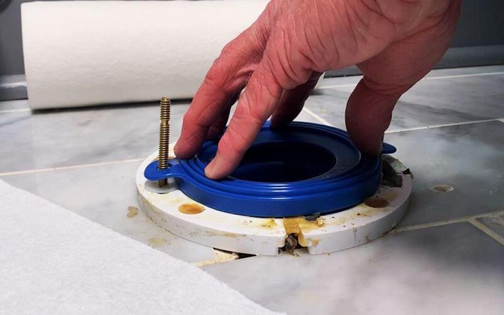 Đặt gioăng cao su bồn cầu vào lỗ thoát sàn