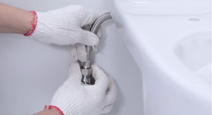 Kết nối dây cấp nước vào két nước của bồn cầu