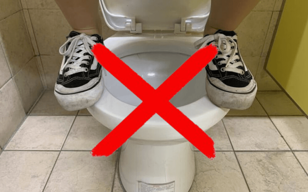 Không nên tác động lực mạnh lên bồn cầu