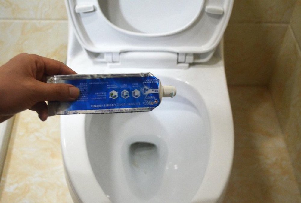 Sử dụng kem đánh răng để loại bỏ cặn vôi trong bồn cầu