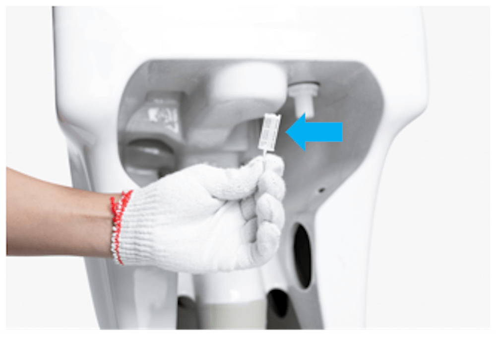 Vệ sinh lưới lọc ở van cấp nước của bồn cầu