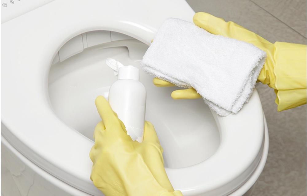 Vệ sinh bồn cầu định kỳ