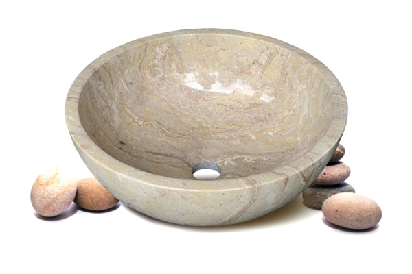 Lavabo làm từ đá cuội là điểm nhấn cho không gian nhà tắm