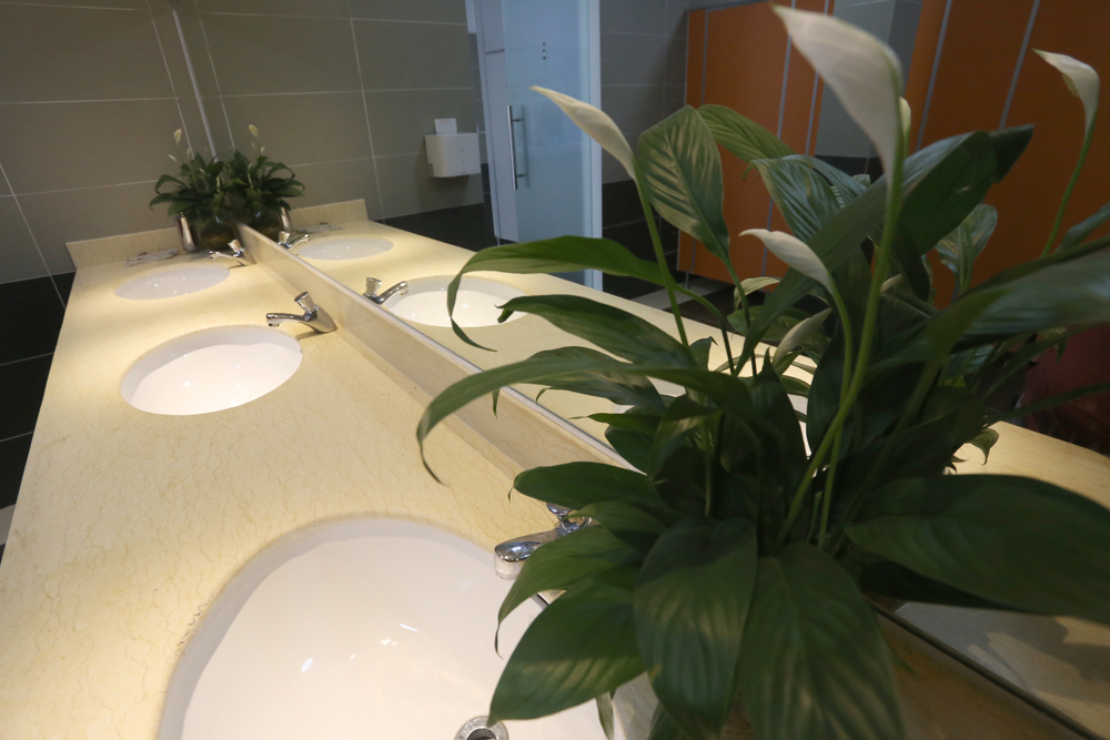 Vòi nhấn cho bồn rửa tay là dạng vòi bán tự động, với phần van xả nhấn: Khi nhấn xuống nước chảy ra, phần van sau đó sẽ từ từ nảy ngược trở lại trạng thái ban đầu, đồng thời giúp khóa nước