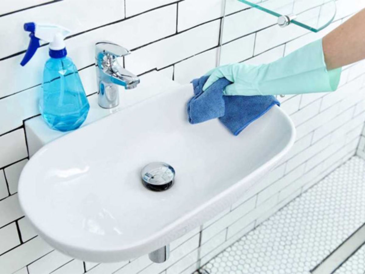 Vệ sinh, lau ch&ugrave;i chậu rửa mặt thường xuy&ecirc;n để tr&aacute;nh để cặn bẩn b&aacute;m v&agrave; t&iacute;ch tụ