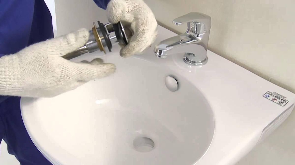 Cần lắp đặt bộ xả đ&uacute;ng c&aacute;ch cho chậu rửa mặt để tr&aacute;nh tắc nghẽn