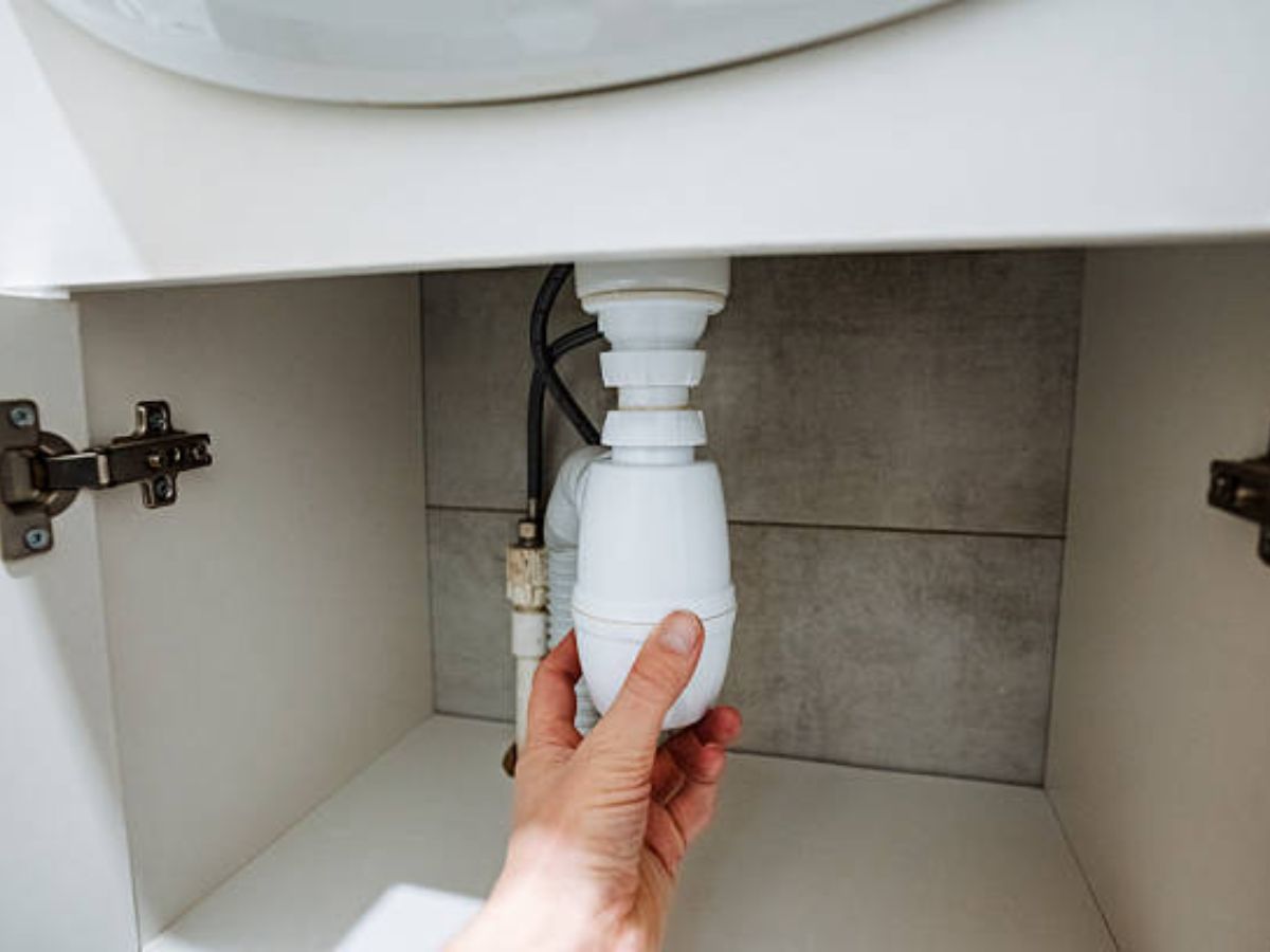 Kiểm tra định kỳ c&aacute;c khớp nối v&agrave; ống siphon để đảm bảo hệ thống tho&aacute;t nước của lavabo hoạt động ổn định