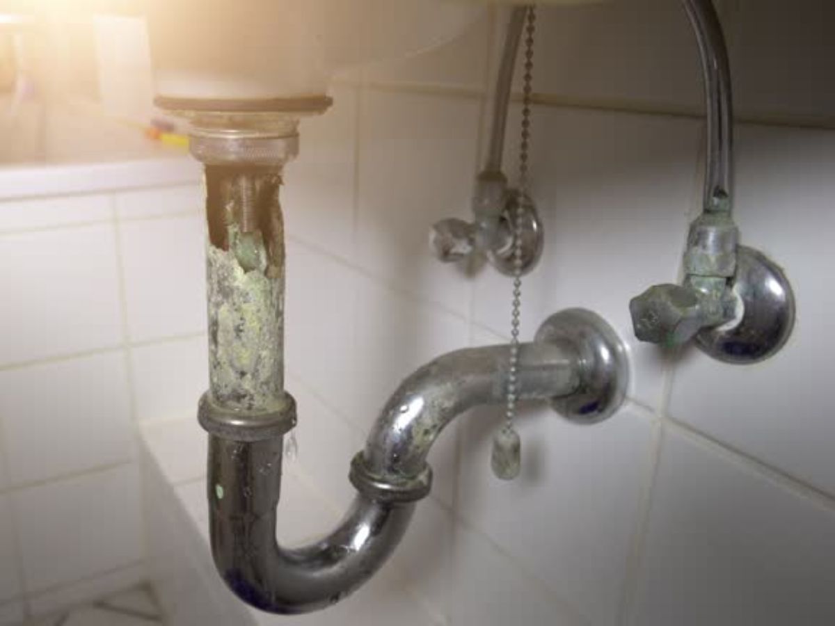 Đường ống tho&aacute;t nước chậu rửa mặt bị hỏng g&acirc;y ra t&igrave;nh trạng chậu rửa mặt tắc nghẽn