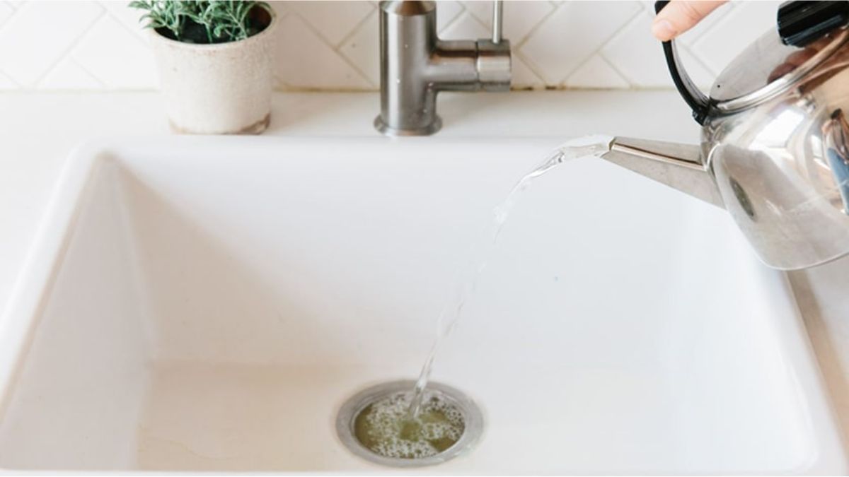 Th&ocirc;ng ống nước bồn rửa mặt bằng nước s&ocirc;i
