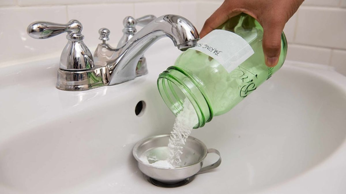 Th&ocirc;ng tắc bồn rửa mặt lavabo bằng baking soda v&agrave; giấm ăn 2
