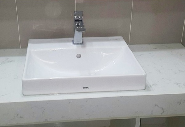 Lavabo hình chữ nhật đặt bàn đá sang trọng