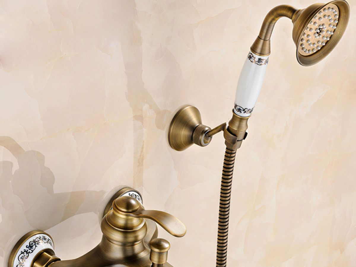 Sen gắn tường Kanly mang thiết kế độc đáo