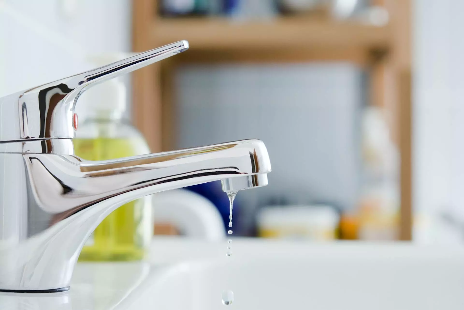Trước tiên là bạn cần tìm ra nguyên nhân bị rò rỉ nước
