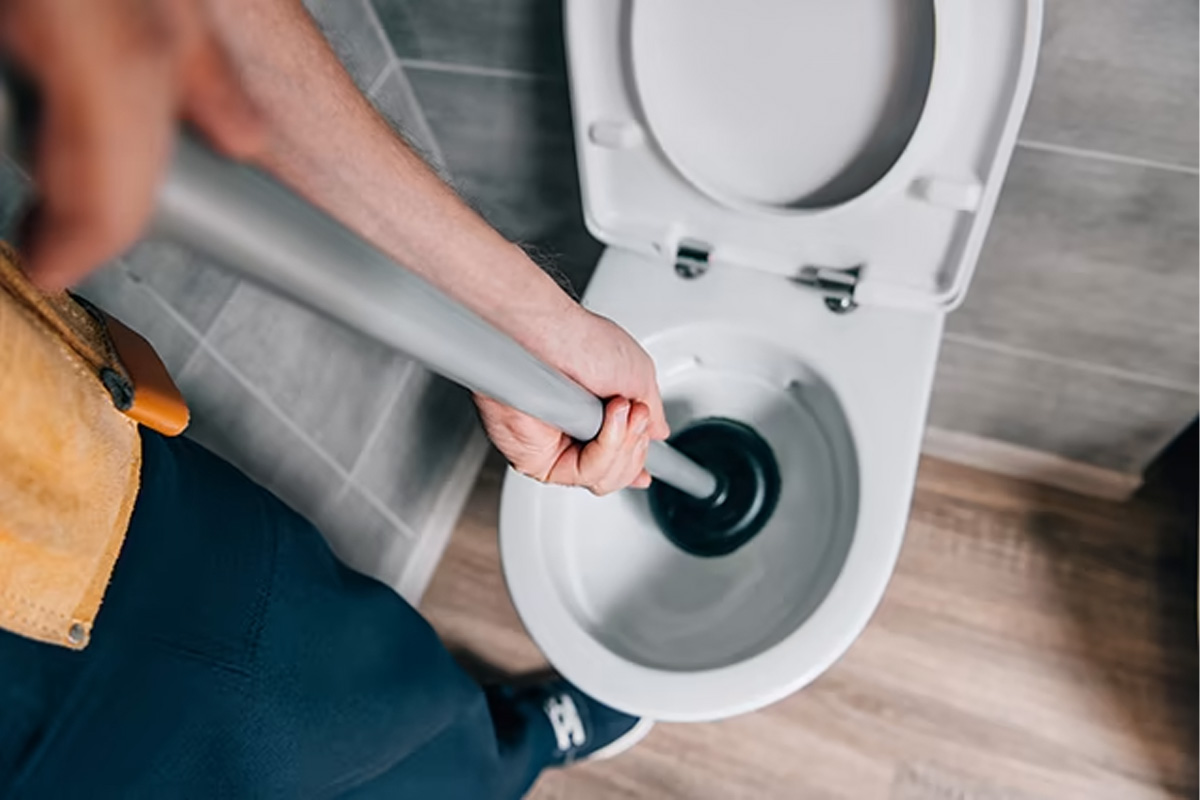 Dùng dụng cụ chuyên xử lý tắc nghẽn bồn cầu
