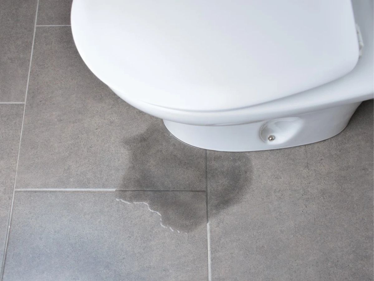 Nếu không thể tự khắc phục vấn đề rỉ nước của bồn cầu tại nhà, hãy liên hệ với thợ kỹ thuật chuyên nghiệp