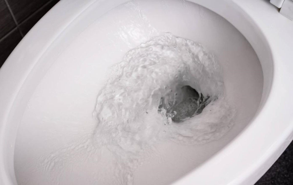 Bồn cầu bị hôi cũng có thể do bồn không được vệ sinh thường xuyên