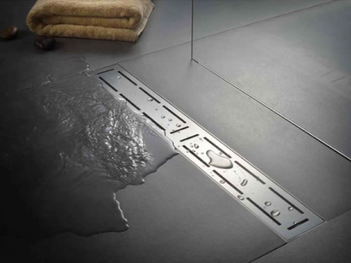 Đặt phễu đ&uacute;ng hướng dốc s&agrave;n để nước chảy về đ&uacute;ng vị tr&iacute; tho&aacute;t