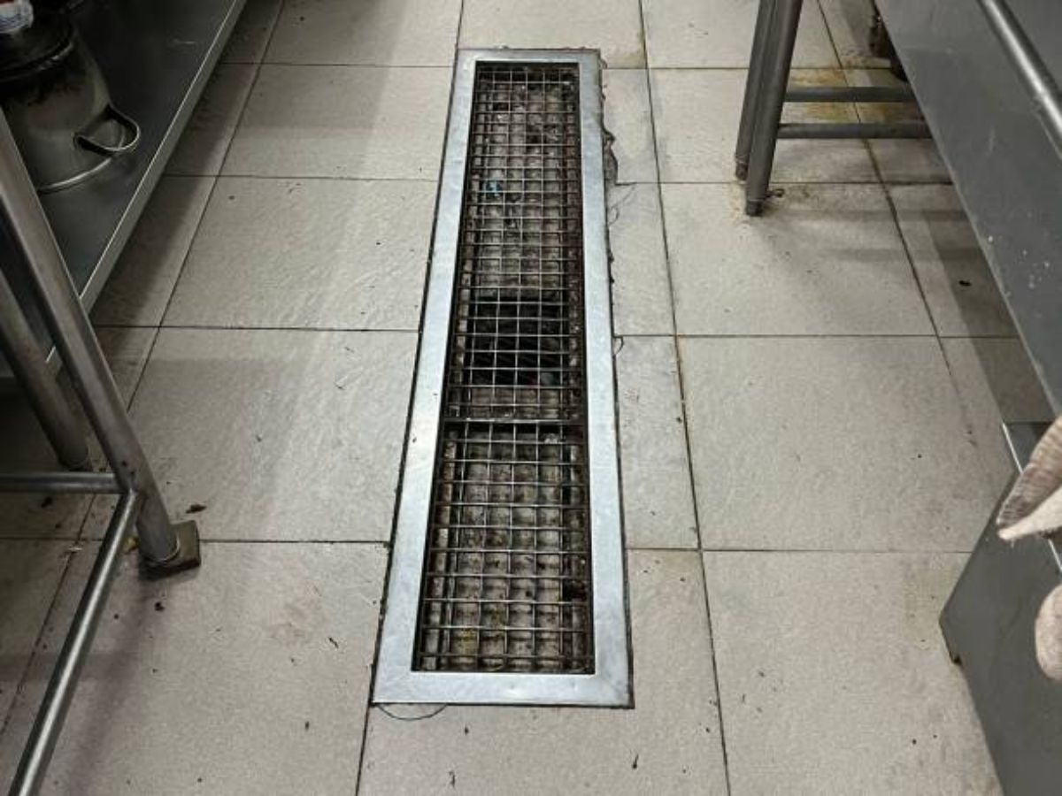 Đặt phễu tho&aacute;t s&agrave;n ở khu vực bếp n&ecirc;n để gần bồn rửa hoặc s&aacute;t ch&acirc;n tủ bếp