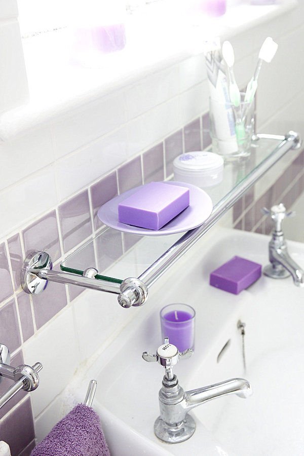 Vị trí lý tưởng để lắp đặt các mẫu kệ kính gắn tường đó là trên lavabo rửa mặt, cần lưu ý cân nhắc kích thước lắp đặt sao cho khi cúi đầu bạn sẽ không bị đụng vào kệ kính (trường hợp hay xảy ra khi bạn xúc miệng) có thể gây nguy hiểm cho bạn và những người thân xung quanh.