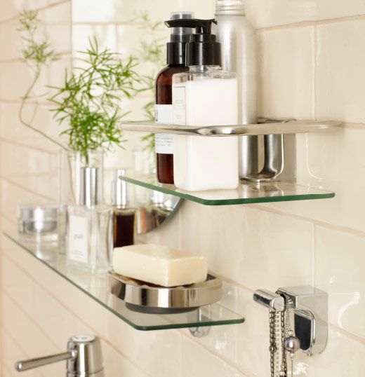 Giá đỡ kính gắn tường dùng để đựng các vật dụng nhà tắm như ly đánh răng, bàn chải đánh răng, xà phòng, khăn tắm,... hay là để điện thoại khi vào nhà tắm.