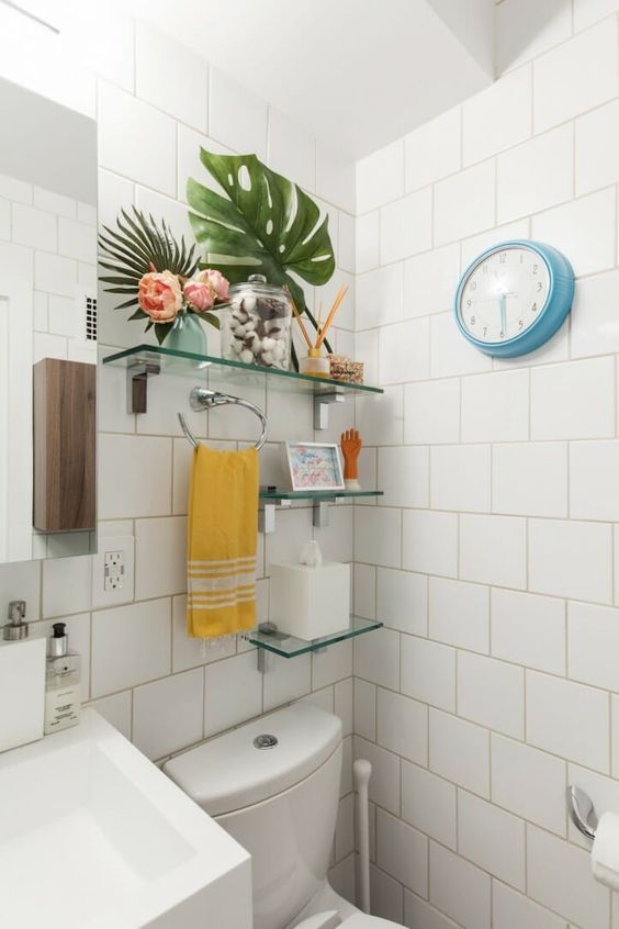 Bên cạnh đó, mẫu kệ kính gắn tường thường được lắp đặt trên tường vị trí trên bồn cầu để tạo đựng khăn giấy, xà phòng rửa tay hoặc sáp thơm