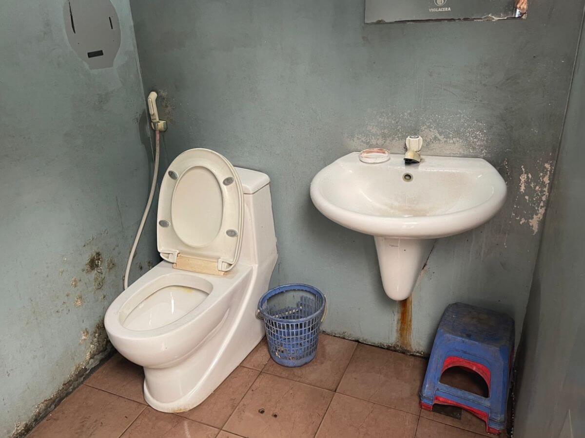 V&igrave; sao nh&agrave; vệ sinh dễ &ldquo;xuống cấp&rdquo; nhanh?