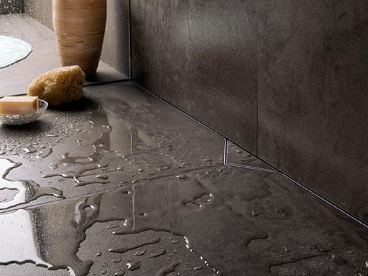 Chọn gạch v&agrave; s&agrave;n WC trơn, kh&oacute; tho&aacute;t nước