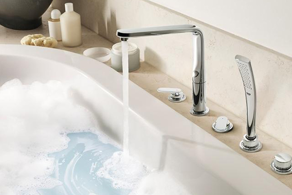 Không chỉ là thiết bị và phụ kiện trong nhà tắm mà vòi nước nóng lạnh cũng có thể lắp đặt ở không gian phòng bếp, chậu rửa chén vì nước nóng sẽ hỗ trợ bạn nhanh chóng đánh bay các vết dầu mỡ, rửa chén sạch hơn.