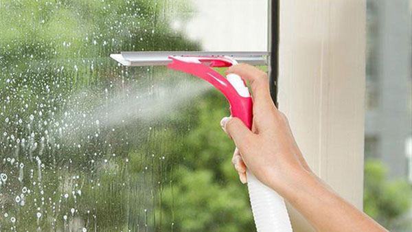 Cần làu nước giúp bạn làm sạch và sáng gương tắm