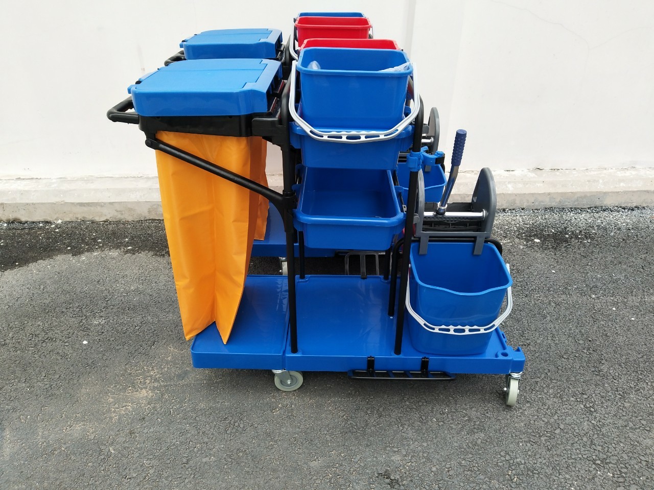 Xe đẩy vệ sinh đem lại tiện nghi tối đa cho người lao động