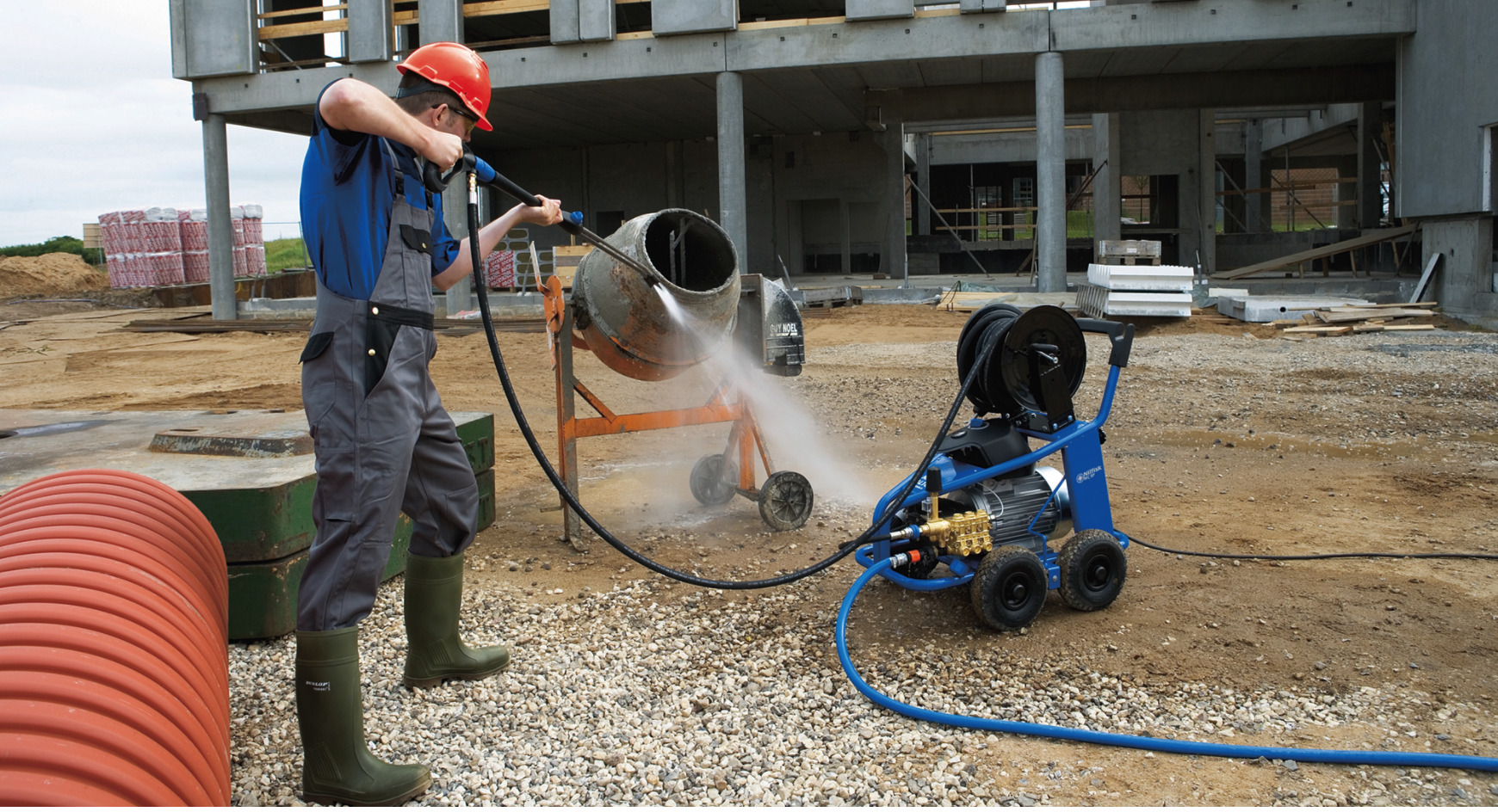 Máy phun rửa áp lực cao đánh bay mọi vết bẩn cứng đầu