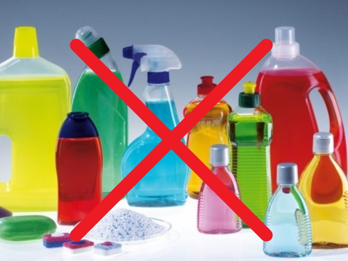 Kh&ocirc;ng n&ecirc;n d&ugrave;ng những chất tẩy rửa mạnh khi vệ sinh sen v&ograve;i v&agrave; thiết bị sứ