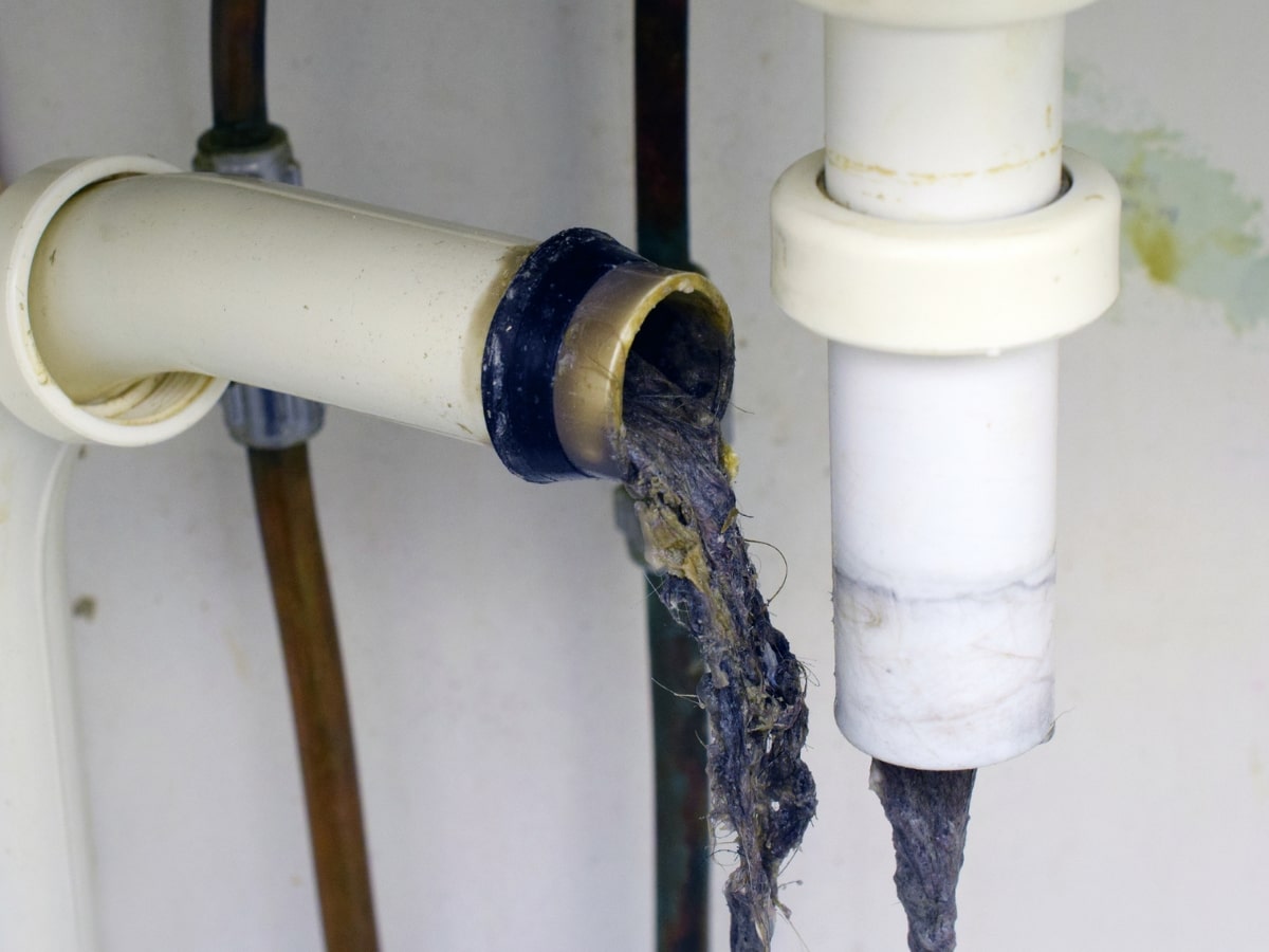 Bụi bẩn, cặn đá vôi, rêu bám đều là các yếu tố gây tắc đường ống nước và gián tiếp khiến cho vòi sen chảy yếu