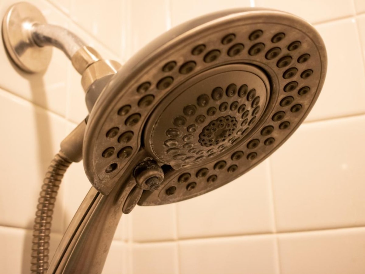 Sau một thời gian dài sử dụng, vòi sen có thể sẽ bị xuống cấp và dẫn tới tình trạng chảy yếu hơn so với lúc mới mua