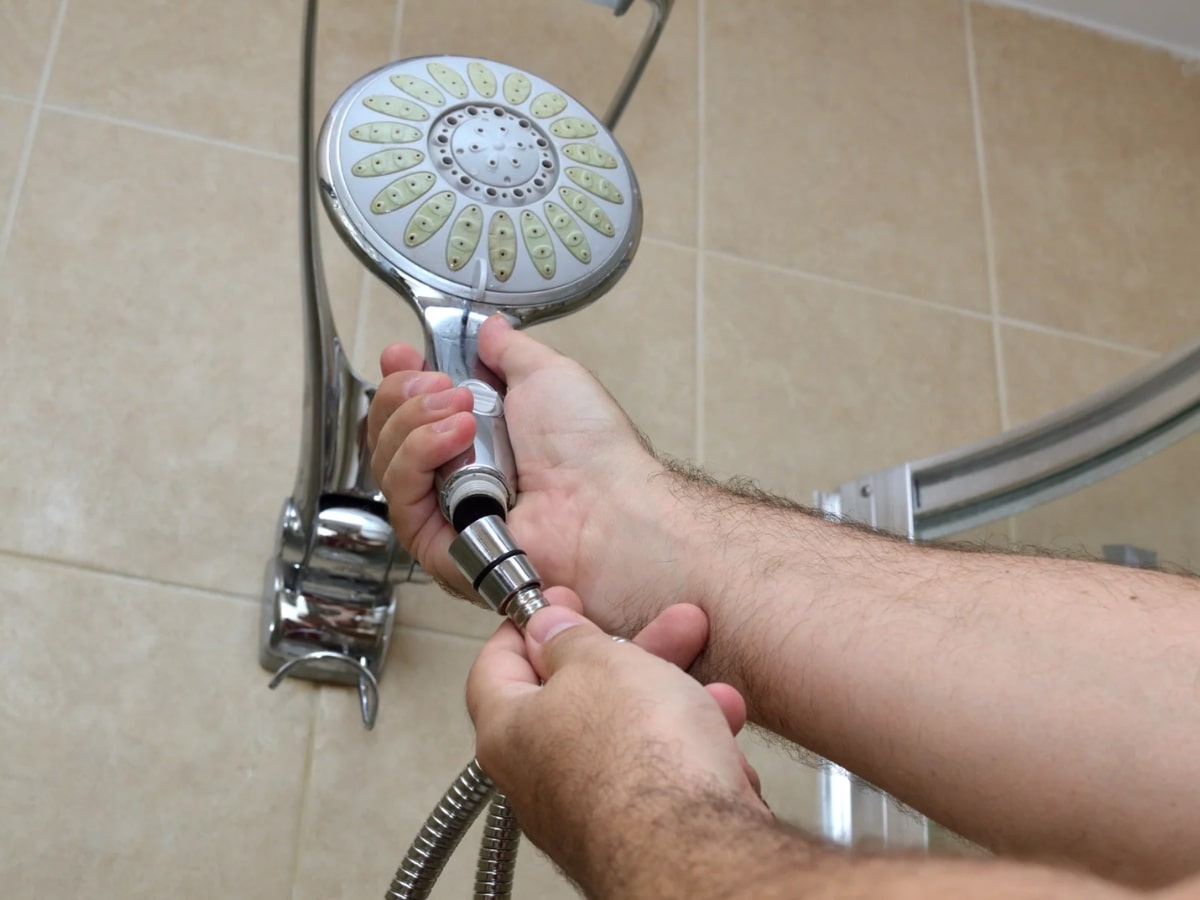 Thay đổi đầu sen nếu thiết bị của bạn đã sử dụng trong một khoảng thời gian dài hoặc nhận thấy những dấu hiệu xuống cấp