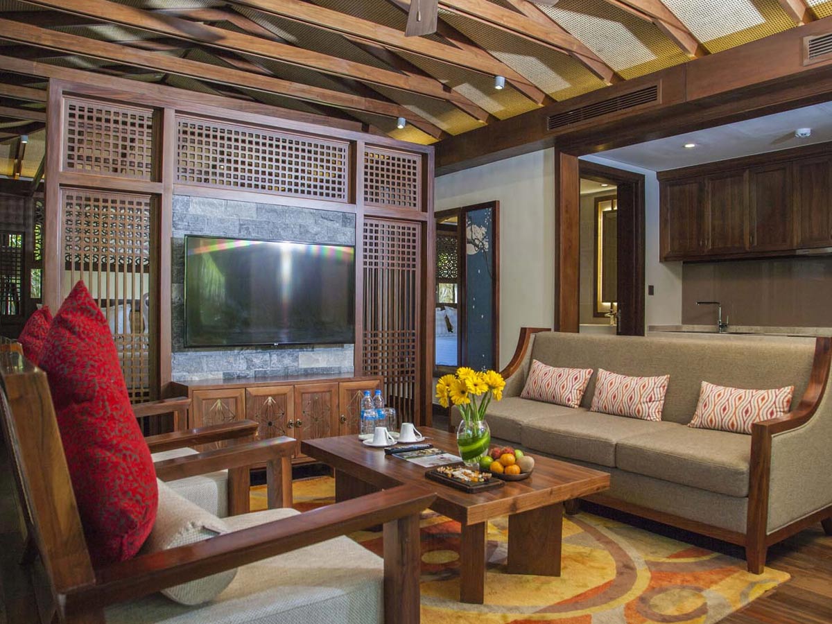 Vách ngăn gỗ tích hợp kệ Tivi là một phiên bản vô cùng thông minh, giúp phòng khách thêm phần cuốn hút hơn