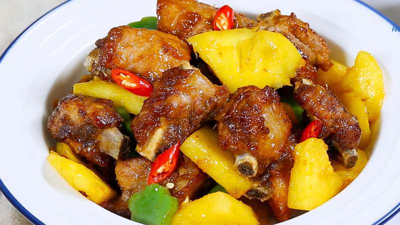 Stir-fried baby back ribs with pineapple