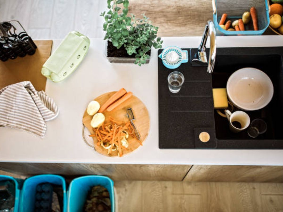 Bố tr&iacute; c&aacute;c khu chức năng đ&uacute;ng thứ tự để bếp lu&ocirc;n gọn v&agrave; dễ thao t&aacute;c 4