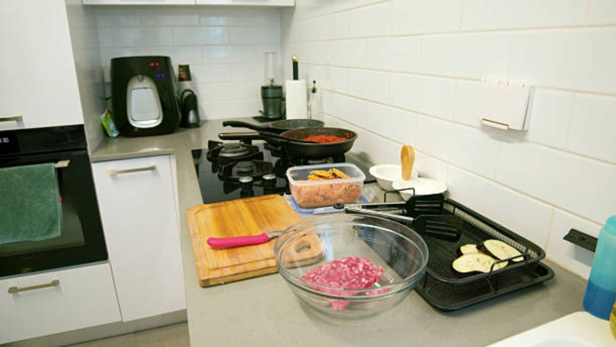 Khu vực nấu nướng liền kề khu sơ chế để dễ thao t&aacute;c