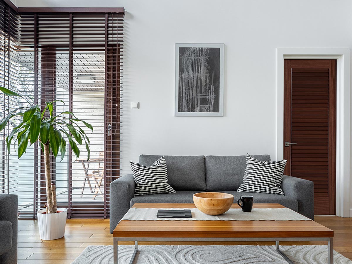 Chú ý sắp xếp đồ nội thất nhằm tạo ra sự cân đối cho không gian phòng khách